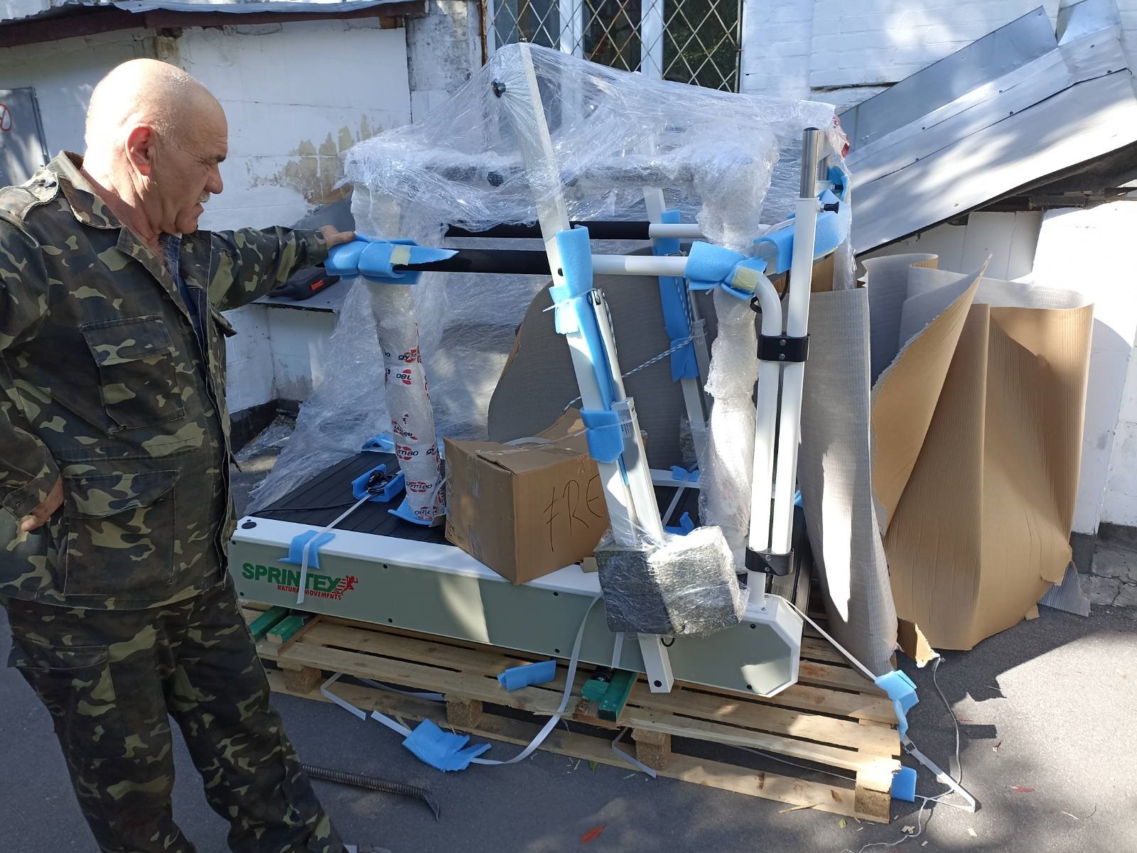 Розвантажуємо гуманітарну допомогу від німецьких друзів.